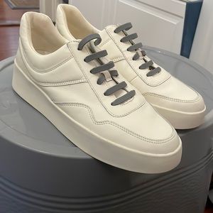 Vince Warren Court laced sneakers size 9.5 like new